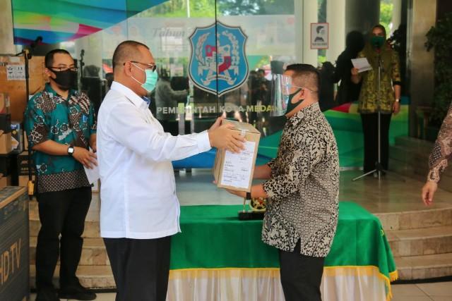 Jelang Pilkada Kota Medan Tahun 2020, Pemko Medan Serahkan Barang Hibah Ke KPU dan Bawaslu Medan_5f50a10cf13e9.jpeg