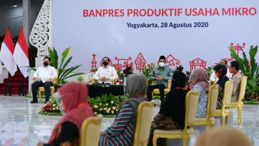 Presiden Jokowi Serahkan Banpres Produktif Usaha Mikro untuk para Pelaku Usaha di Yogyakarta_5f4dea1ca426e.jpeg