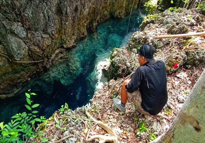 Berburu Cahaya dengan Stalaktit Bentukan Alam yang Menembus Air Jadi Spot Terbaik di Batu Belah Wawonii