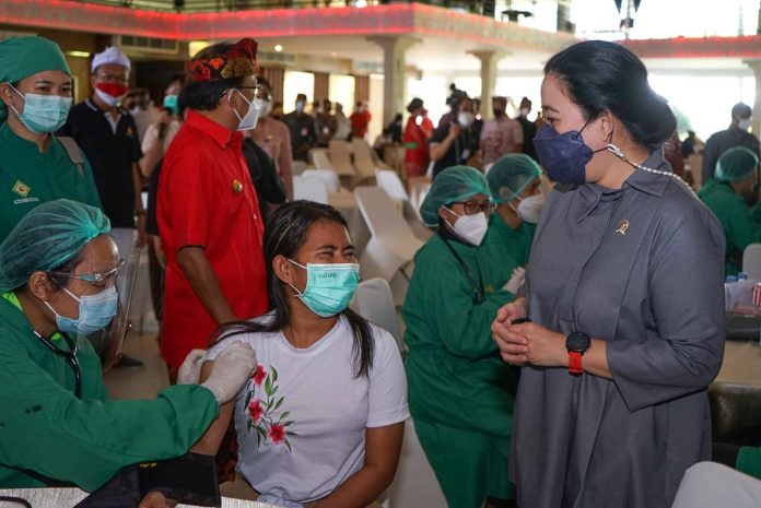 ketua-DPR-RI-Puan-Maharani-meninjau-Vaksinasi-serentak.jpg