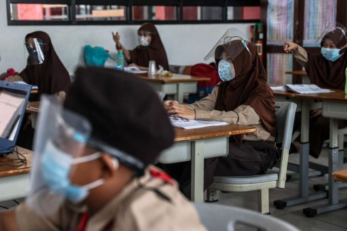 Seiring dengan turunnya level PPKM di Jakarta menjadi level 3, sehingga pembelajaran tatap muka (PTM) di seluruh jenjang pendidikan, mulai bisa dibuka. Senin ini 30 Agustus 2021, adalah hari pertama penerapannya