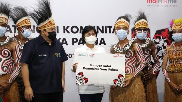 direktur-consumer-service-telkom-venusiana-tengah-menyerahkan-simbolis-bantuan-untuk-komunitas-vans-palara-disaksikan-menteri-_169