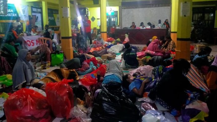 pengungsi-semeru-hari-ke-dua-di-balai-desa-penanggal_169