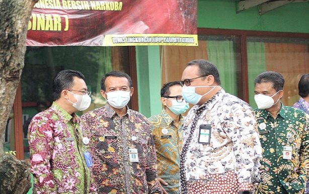Gus Hanies saat berbincang dengan Kepala DLH Kabupaten Rembang