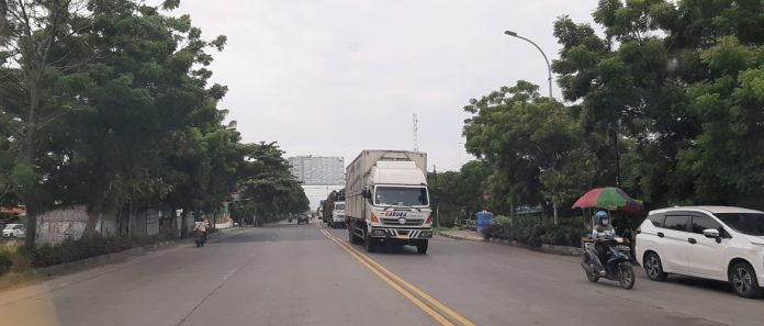 Kendaraan bermuatan berat yang lewat jalan lingkar