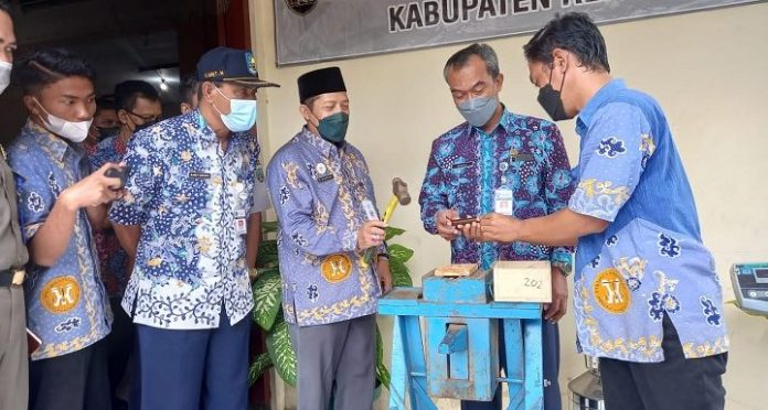 Kegiatan tera ulang timbangan dipusatkan di belakang kantor PT RBSJ Rembang, Selasa (18/01).