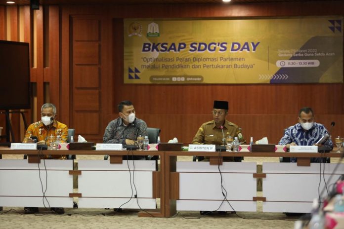 Asisten Administrasi Umum Sekda Aceh, Dr. Iskandar AP, S.Sos, M.Si, saat mengikuti sosialisasi bersama Badan Kerjasama antar Parlemen DPR-RI dalam BKSAP SDG's DAY di Gedung Serbaguna Setda Aceh, Banda Aceh, Selasa (29/3/2022).