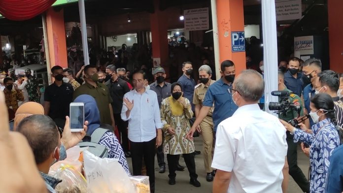 Jokowi Bagi-bagi Sembako di Pasar Gunungbatu Kota Bogor