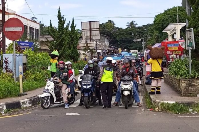kawasan wisata puncak membludak polisi terapkan one way