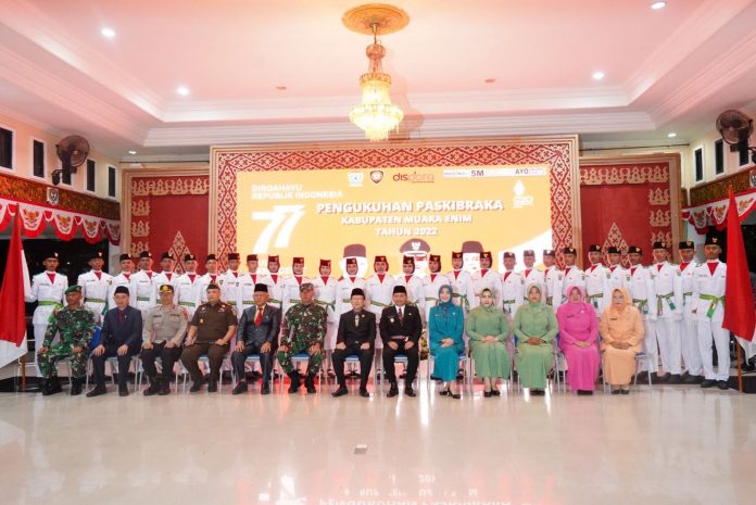 Pj.Bupati Kukuhkan Paskibraka Kabupaten Muara Enim Tahun 2022