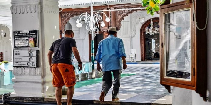 Doa Masuk Masjid Sesuai Hadits Nabi Beserta Adab Masuk / Keluar Masjid