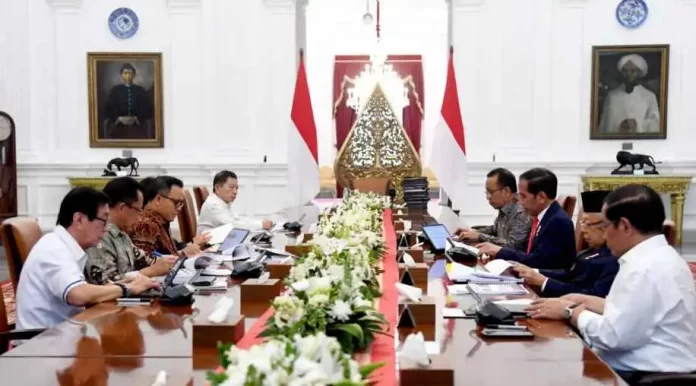 Presiden Joko Widodo (Jokowi) menggelar rapat terbatas dengan sejumlah Menteri Kabinet Indonesia Maju