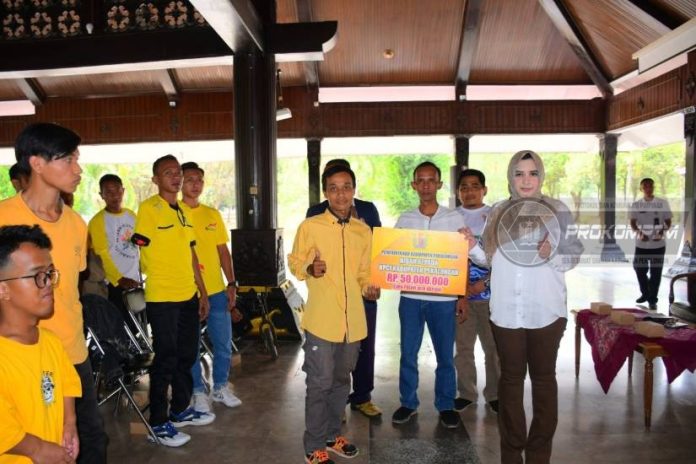 bupati_lepas_tim_atlet_peparprov_dan_memberikan_hibah_kepada_npci