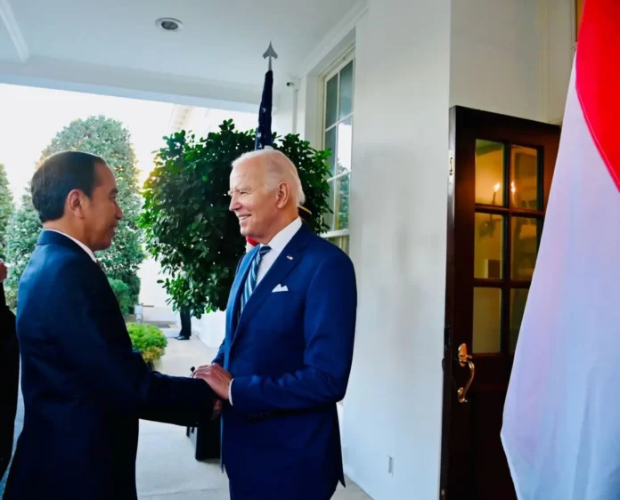 Tiba-di-Gedung-Putih-Presiden-Jokowi-disambut-Akrab-oleh-Presiden-Biden-1536x1241