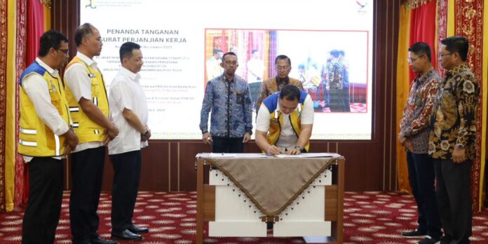 Pj Gubernur Aceh Achmad Marzuki, menyaksikan penandatanganan kontrak paket pekerjaan renovasi dan pembangunan kembali venue PON XXI dan paket pekerjaan manajemen konstruksi pembangunan dan renovasi venue PON XXI, di Restauran Meuligoe Gubernur Aceh, Jum’at (15/12/2023).