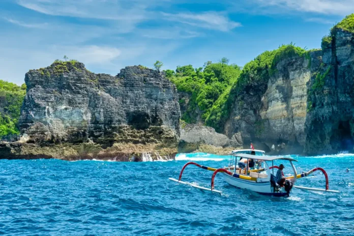 Water Forum di Bali 18-25 Mei 2024_Nusa Penida Bali_Shuttestock 2261705995_Ric Jacyno