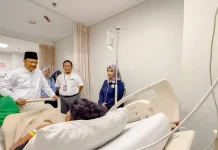 Mensos Gus Ipul Jenguk Korban Ledakan SMAN 72, Pastikan Negara Beri Bantuan