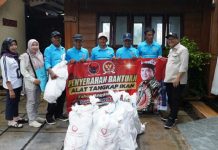 Sonny Danaparamita Salurkan Bantuan Jaring, Alat Tangkap Baru Kepada Nelayan Banyuwangi