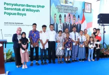 Polri Serahkan Bantuan Pendidikan bagi 10 Anak Korban KKB di Papua