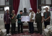 Diterima Gubernur Sumbar, Al Haris Serahkan Bantuan untuk Korban Bencana Longgar dan Banjir