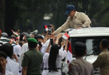 Warga Bandung Antusias Sambut Kedatangan Presiden Prabowo di Stadion Siliwangi