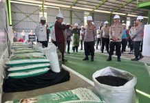 Dukung Swasembada Pangan, Kapolri Tinjau Pabrik Pupuk Batu Bara dan Salurkan Bantuan untuk Petani Riau