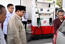 Suasana Rest Area KM 57, Kabupaten Karawang, Jawa Barat, pada Kamis, 9 Juli 2026, terasa berbeda dari biasanya. Di sela lalu lalang kendaraan yang singgah untuk beristirahat dan mengisi bahan bakar, perhatian masyarakat tertuju pada Peluncuran B50 oleh Presiden Prabowo Subianto. Di antara para pengguna kendaraan yang mengantre di stasiun pengisian, Rafi mengaku menyambut baik peluncuran B50. Menurut pengguna kendaraan pribadi tersebut, penggunaan biodiesel dengan kandungan energi nabati yang lebih tinggi menjadi langkah positif pemerintah dalam menjaga lingkungan. “Saya rasa dengan adanya B50 ini jauh lebih ya go green lah ya kurang lebih seperti itu. Salah satu gerakan pemerintah untuk mengurangi polusi,” ujar Rafi. Ia berharap manfaat program ini tidak hanya dirasakan dari sisi lingkungan, tetapi juga melalui ketersediaan pasokan yang lebih stabil. Sebab, menurutnya, masih ada kalanya masyarakat kesulitan mendapatkan solar. “Harapannya lebih, stok harusnya lebih melimpah ya. Jadi kadang-kadang saya juga kesulitan tuh sebelum adanya B50. Jadi seharusnya sih setelah ini B50 stabil lah untuk stok. Kalau untuk harga sih udah murah lah udah bagus,” tuturnya. Rafi pun menyampaikan apresiasinya kepada pemerintah yang terus menghadirkan berbagai inovasi bagi masyarakat. “Terima kasih untuk pemerintah yang sudah bekerja terus menerus melakukan inovasi setiap harinya untuk masyarakat, kepentingan kita semua, seperti itu,” ucapnya. Harapan serupa datang dari Oyo, pedagang kelapa asal Ciamis. Hampir setiap hari ia menempuh perjalanan jauh mengantarkan kelapa ke Indramayu maupun Karawang. Baginya, biaya bahan bakar menjadi salah satu komponen penting dalam menjalankan usahanya. “Ya mudah-mudahan ke depannya bisa lancar, lebih murah, di mesin bagus. Ya mudah-mudahan pemerintah ke masyarakat–BBM ya standar jangan naik terus biar enak di masyarakat,” kata Oyo. Bagi Imron, seorang sopir truk, hari itu menjadi pengalaman pertamanya menggunakan B50. Meski belum merasakan dampaknya terhadap performa kendaraan, ia menaruh harapan besar agar bahan bakar tersebut dapat memberikan manfaat yang lebih baik bagi para pengemudi angkutan barang. “Semoga lebih murah, jangan disamain sama biosolar. Karena ini kan B50 produksi dari sawit,” ujarnya. Pengalaman pertama juga dirasakan Vivi. Selama ini ia selalu menggunakan biosolar karena belum tersedia pilihan B50. Menurutnya, kehadiran bahan bakar baru ini merupakan langkah yang baik apabila mampu mengurangi ketergantungan Indonesia terhadap impor energi. “Ya bagus sih kalau memang nggak usah impor lagi, supaya nanti berharap sih ke depannya bisa lebih murah, terus bagus buat mobil, buat mesin solarnya,” ungkap Vivi. Sementara itu, Riandi yang sehari-hari bekerja di perusahaan perjalanan, memandang B50 sebagai inovasi yang membawa optimisme bagi sektor transportasi dan logistik. Ia menilai penggunaan biodiesel dapat menjadi salah satu upaya memperkuat ketahanan energi nasional dan berharap pengembangan biodiesel terus berlanjut sehingga manfaatnya semakin dirasakan oleh masyarakat luas. “Sangat bagus terutama untuk warga Indonesia yang menggunakan solar, sangat bagus sekali. Mudah-mudahan sih selalu berkembang biosolar, lebih murah, terus lebih bagus ke mesin terutama untuk penggunanya,” katanya.