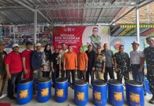 Peduli Lingkungan, Bang Azran Bagikan Tempat Sampah kepada Warga Setu