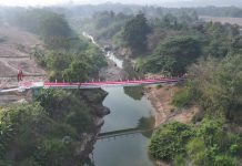 Enam Tahun Menyeberangi Sungai, Warga Manokwari Kini Punya Jembatan Baru