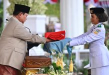 Khidmat! Presiden Prabowo Jadi Inspektur Upacara Penurunan Bendera Merah Putih di Istana Merdeka