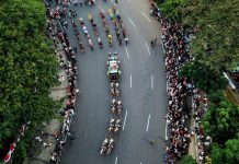 Kirab HUT ke-81 RI: Duplikat Bendera Merah Putih dan Teks Proklamasi Diarak dari Istana Merdeka ke Monas